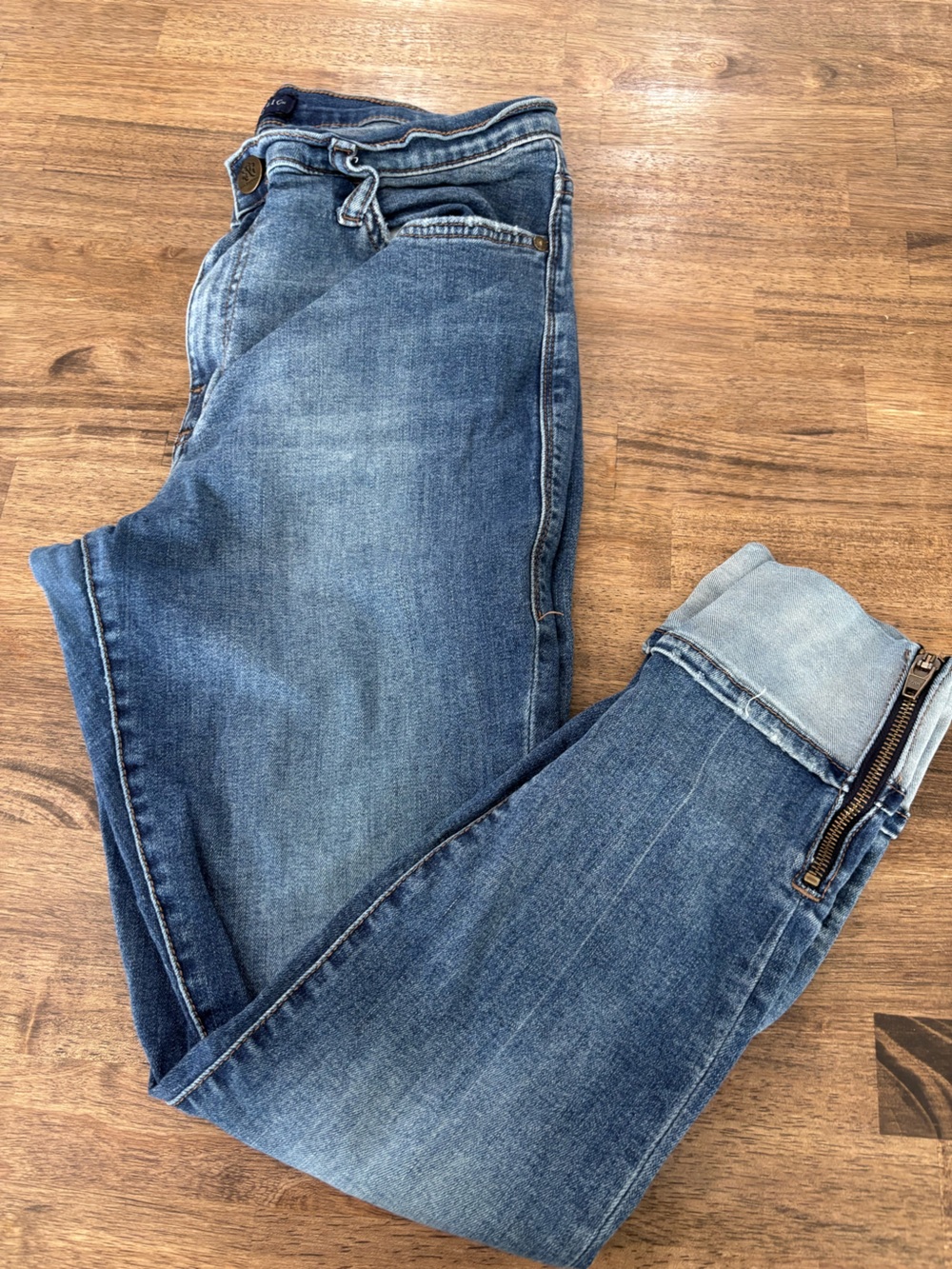 Rock & Republic Women's Blue Ankle Zip Cropped Jeans